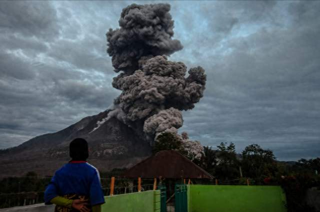 突发灾难！印尼火山持续疯狂喷发，4座机场紧急关停空域全面瘫痪
