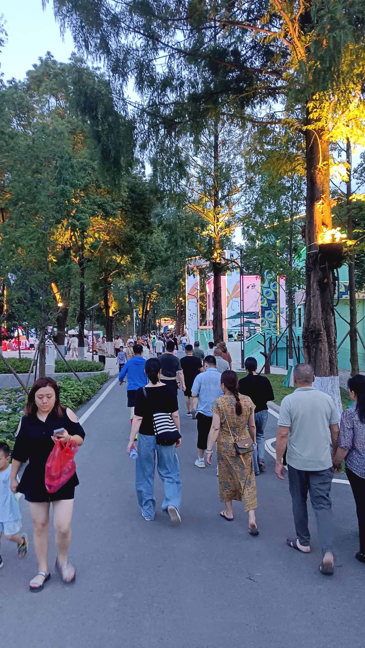 夏日生活打卡季去杨梅洲夏夜吹风吧，肯定不会失望。而且不要门票，节省丁空调费，还练