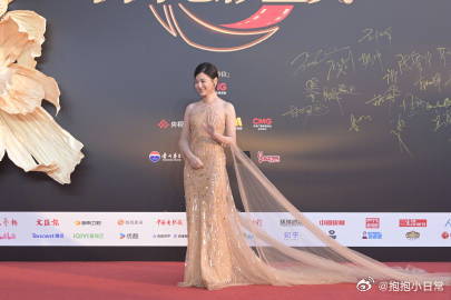 辛芷蕾的肩颈线条辛芷蕾挂脖亮片纱裙 辛芷蕾穿这条挂脖亮片纱裙，肩颈线条显得特别修