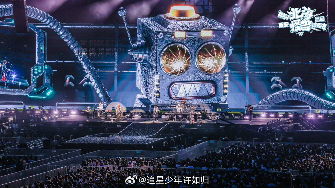 新裤子演唱会舞台剧透新裤子九宫格舞台碎片 合成器、鼓组、贝斯，这些空镜照已经把氛