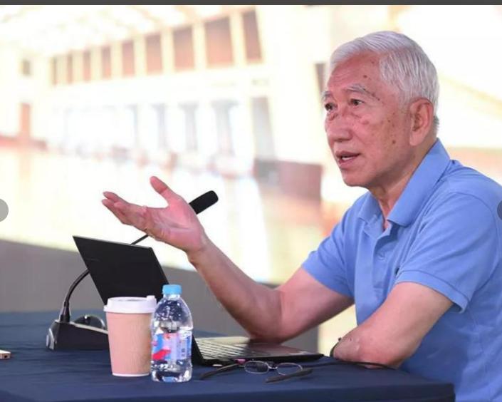 清华大学教授柳冠中说了句让人心里一沉的话：搞无人驾驶汽车、饭店机器人这些都不奇怪