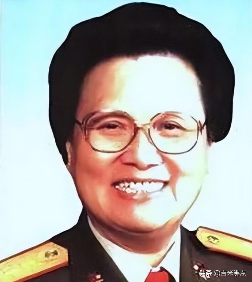 三十一年的年龄差，不是亲缘的注脚，而是两代人各自走的路。邓先群没靠哥哥的名头升职