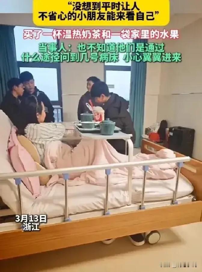 泪目了！浙江嘉兴，一名女老师怀孕生子后在医院病房休息，没想到，班里四名男生竟然悄