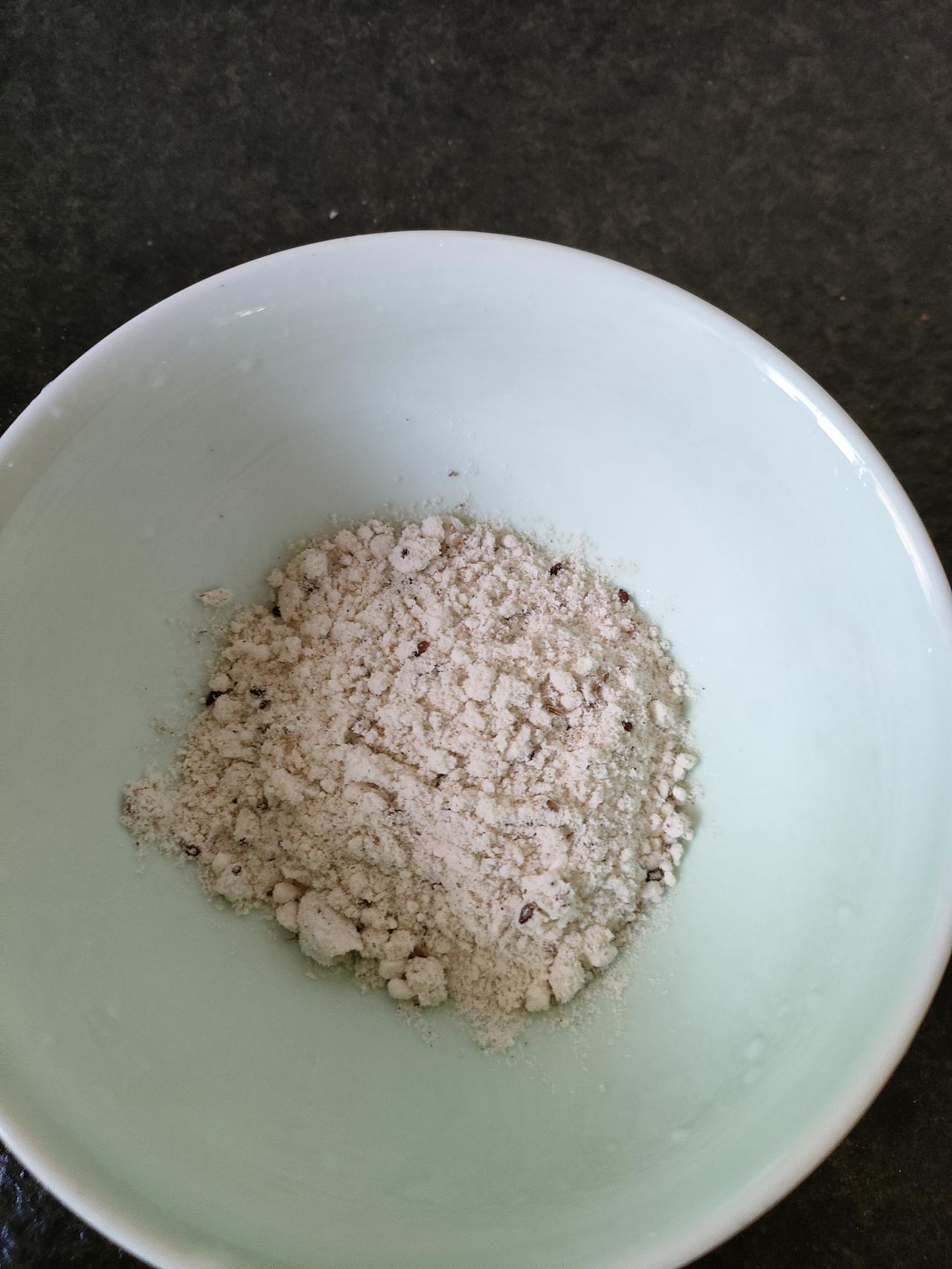 咱就是说！今天被朋友投喂了她亲手做的油茶，一整个给香迷糊了！
 
同样是炒熟面冲