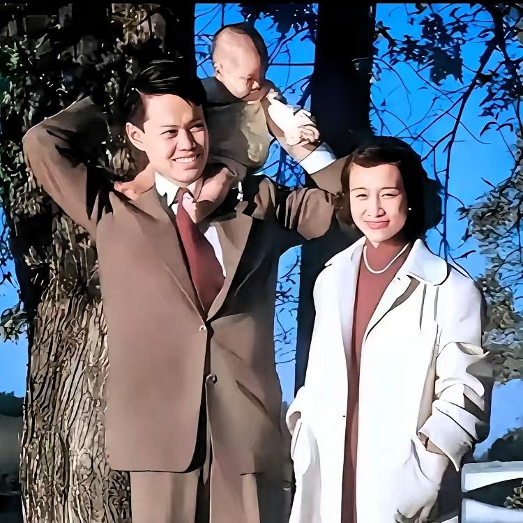先生溘然长逝，享年103岁。
​1951年，这张在美国拍的全家福里，先生抱着儿子