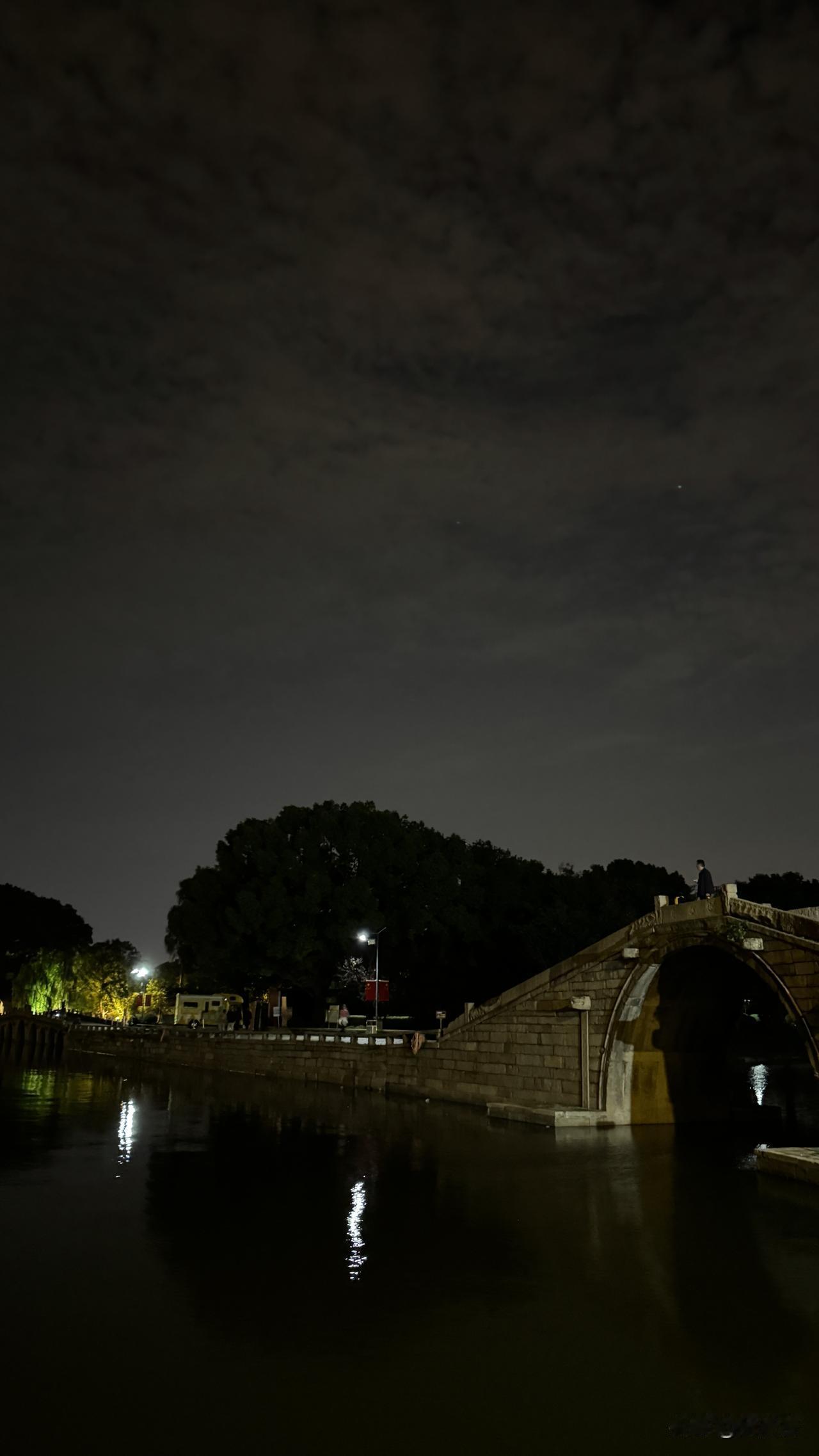苏州石湖夜色下的古石拱桥
晚风伴着夜色，石湖水面沉静，古老石拱桥横跨水岸。灯光在