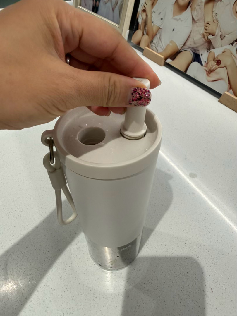 煮了杯姜茶。用我的这款保温吸管杯装着～忍不住拍几张照安利一下。真的灰常好用，我很