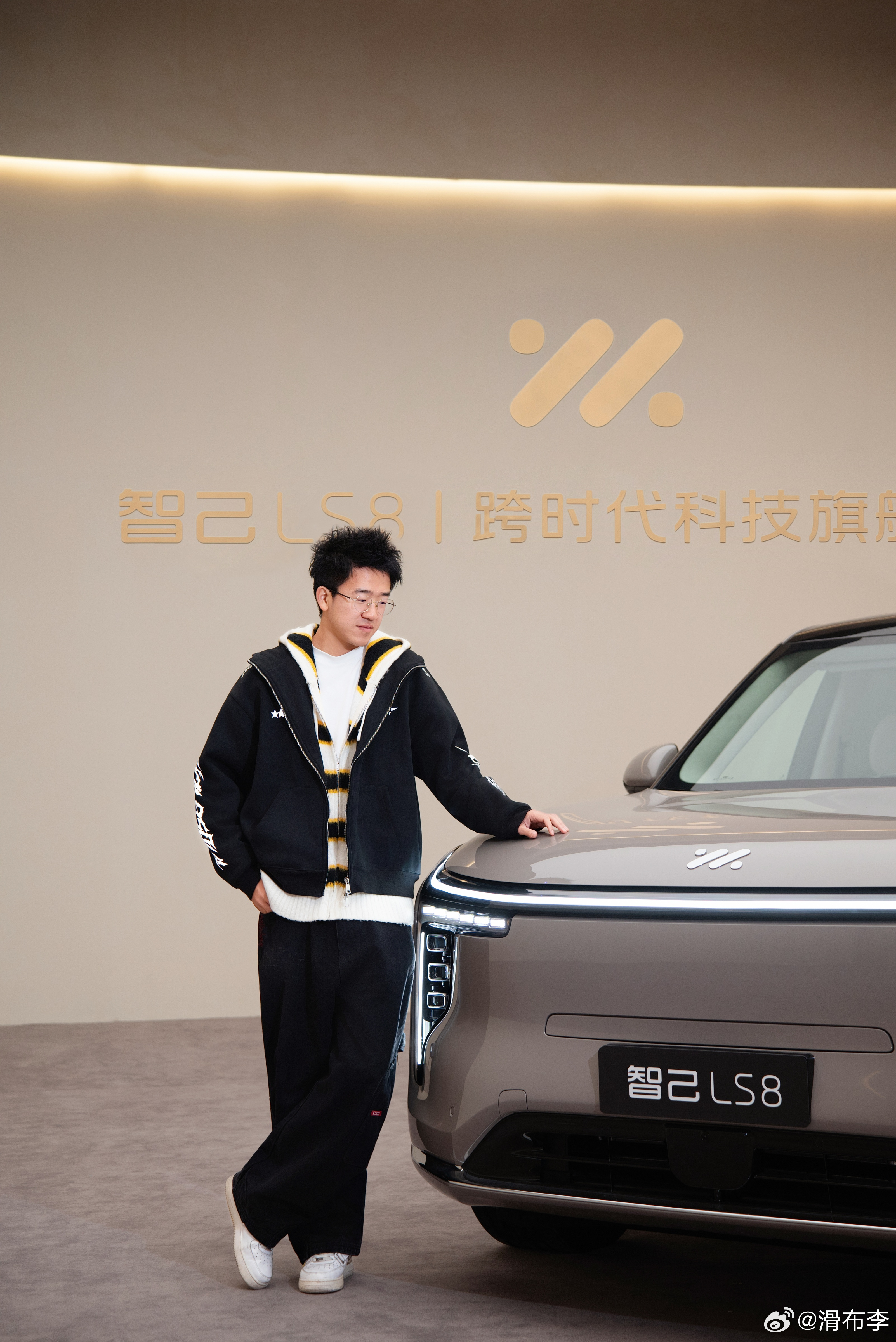 每次拍智己，他们都准备了专业级人像摄影师人家是全自动模特，我是全手动，下巴角度都