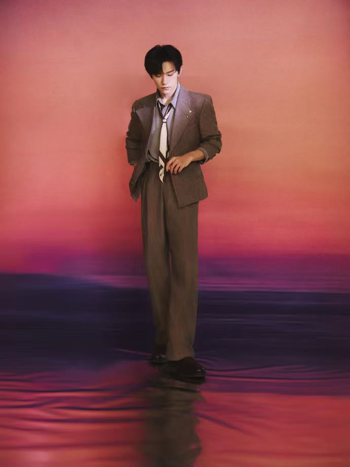 易烊千玺霞光云海大片出圈 谁能拒绝！易烊千玺的霞光云海大片出圈太合理了！漫天霞光