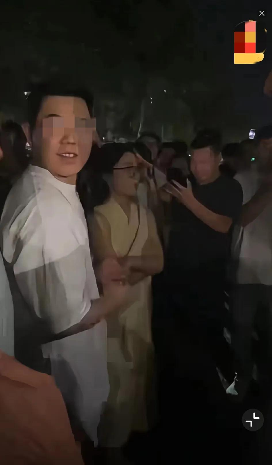 “七人一碗面”事件后续：当地群众自发到面馆“围观”。

郑家这家面馆估计要玩完，