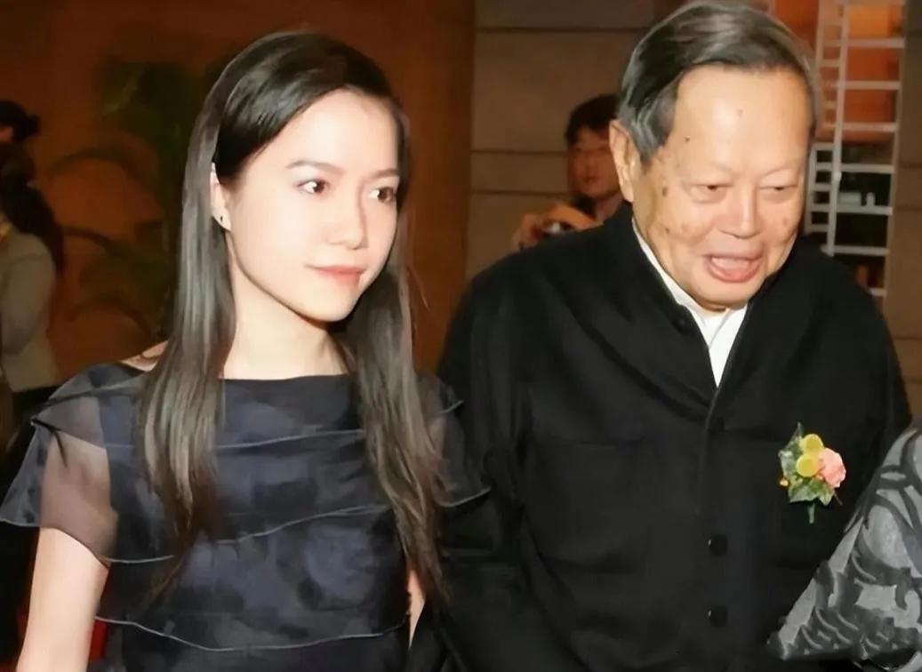 翁帆搀扶着杨振宁老先生出行，翁帆除了神似杨老先生的前妻杜致礼，长得确实很漂亮。
