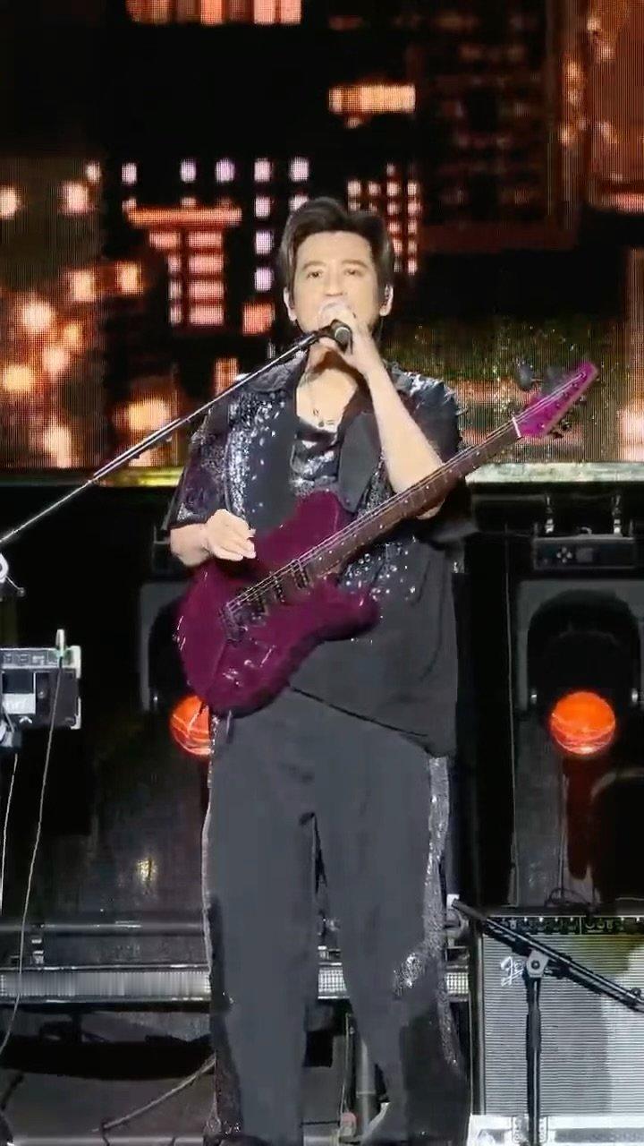 叶世荣把摇滚情怀带到德州禹城经典永不褪色，叶世荣禹城演唱会弹唱光辉岁月，热血摇滚