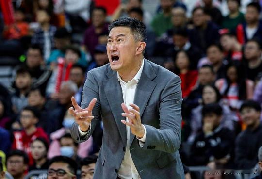 今天篮球解说苏群爆料杜锋下赛季不再执教广东男篮的消息，引发CBA球迷圈轩然大波。