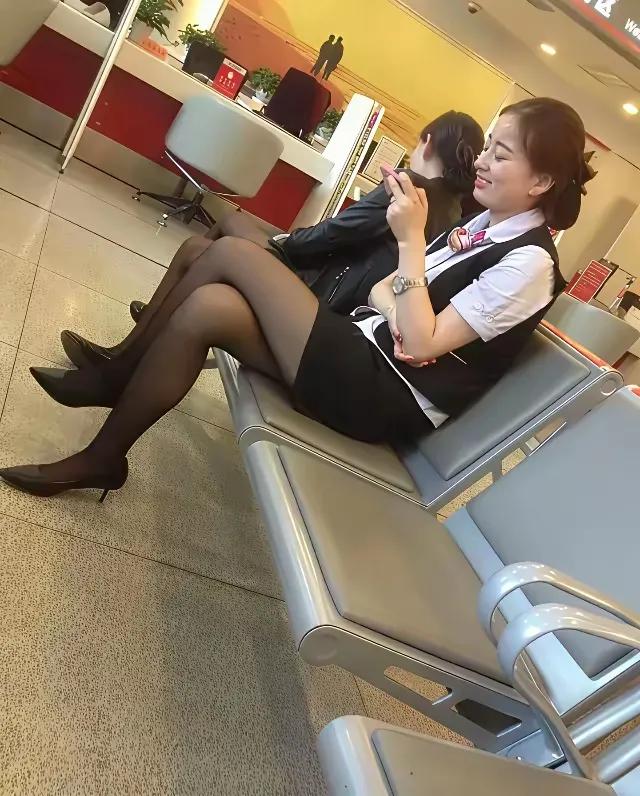 在银行营业大厅，快到下班时，看到这一幕。

这名女职工脸上嘴角在开心地笑，有种莫