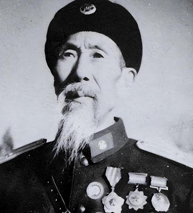 你见过一个人，先后参加过清军、北洋军、国民党军，最后在60岁时关掉药铺，带着全部