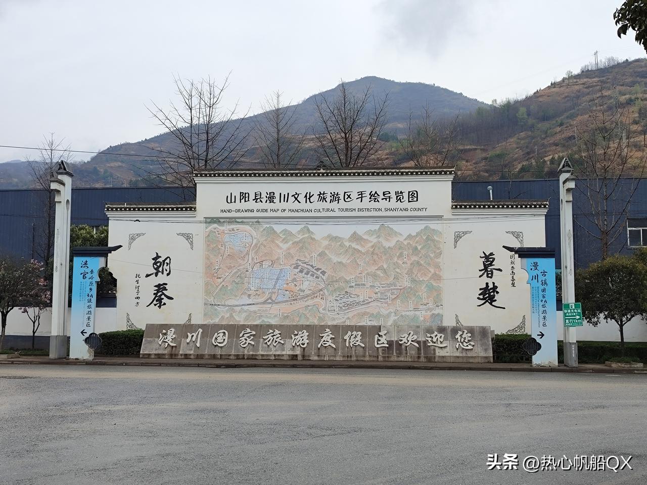 朝秦暮秦地、海棠花开季，简直美翻了。
公园有一片海棠林，花开时宛如粉色云霞。
海