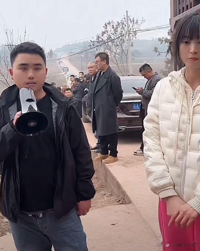 还好合川文旅及时给呆呆兜底！不然呆呆更呆！
几千人跑去呆呆家吃刨猪饭，哪怕把家底