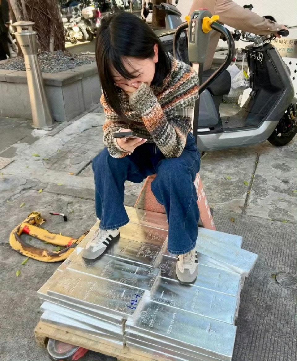 魔都金属交易所外白银现货交割，一块15公斤，这一小车大概800公斤，踩着一千万？