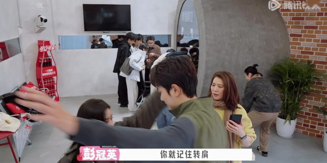 徐若晗没有理方媛 桃花坞的徐若晗连游戏规则都要反应半天，肢体还不协调，她自己的电
