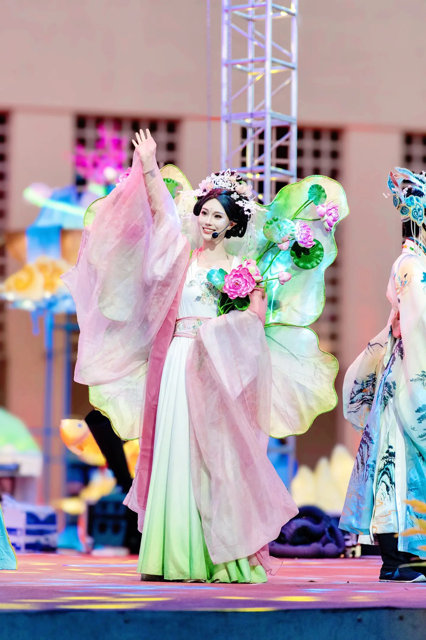 电影《八仙》全网爆火，我拍了一组青稞酒小镇八仙实景演出剧照，国风氛围感...