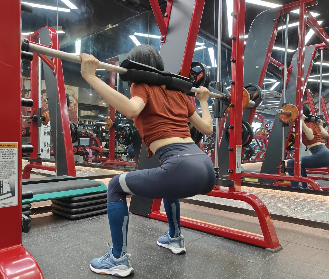 女人撸铁就是女性进行力量训练，像举哑铃、杠铃，做俯卧撑、仰卧起坐等，借助器械或自