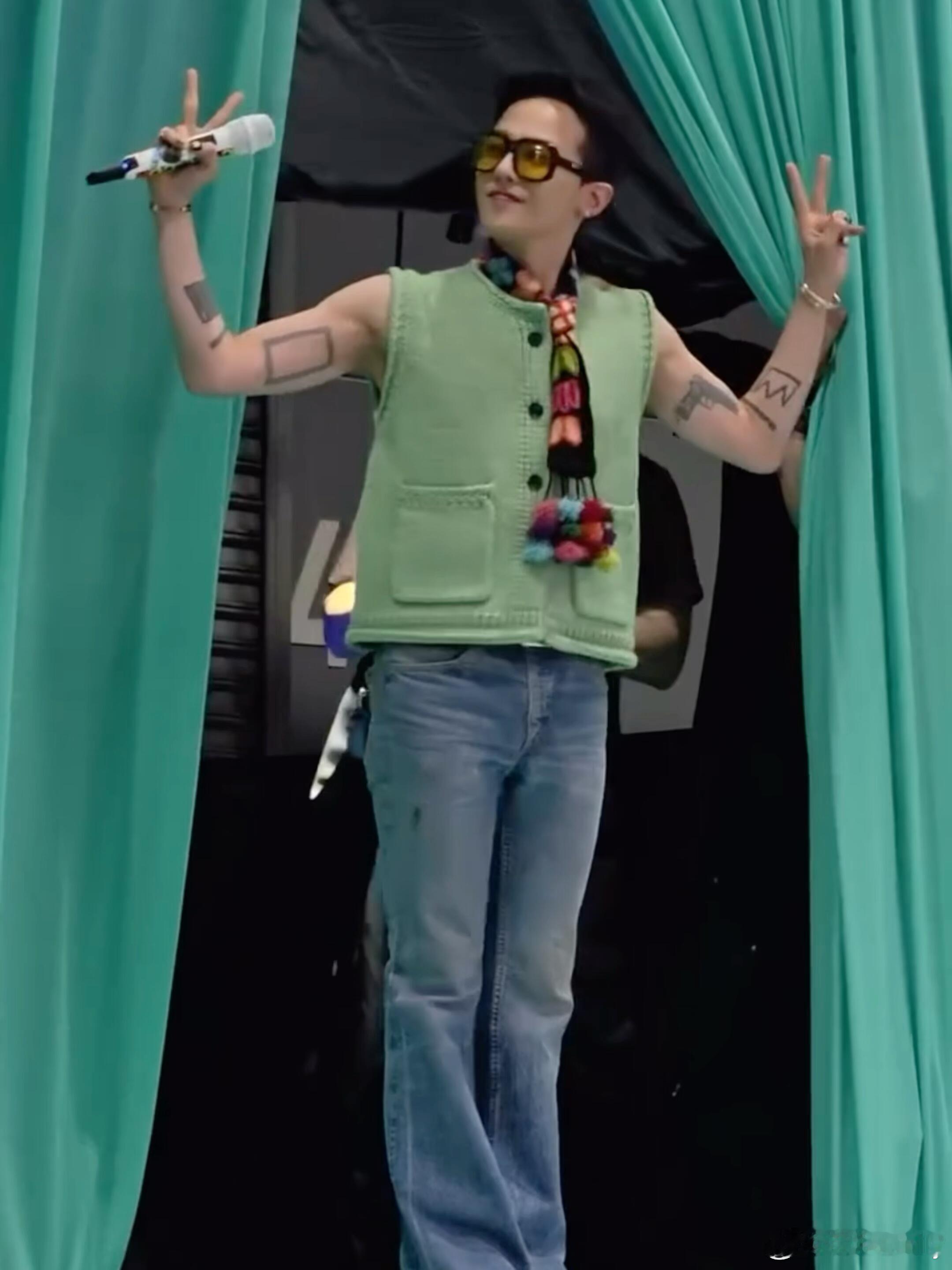 权志龙曼谷造型🕶️时髦不费力风格太对味！回顾权志龙曼谷见面会造型，这套针织穿搭