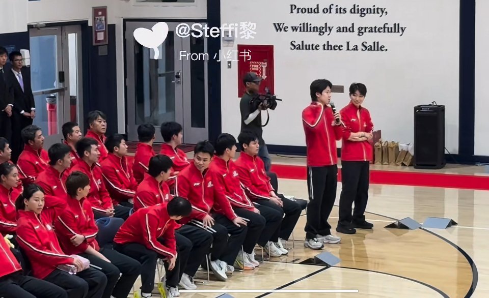 怎么只有一个小姑娘和别人不一样啊身子都要探出去了