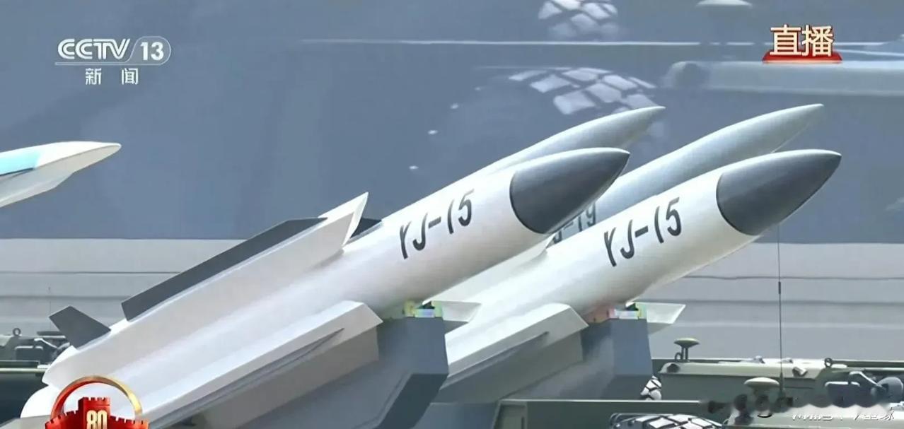当四枚银灰色导弹破空而出的刹那，阅兵场的空气仿佛被点燃。三枚高超声速导弹拖着蓝紫