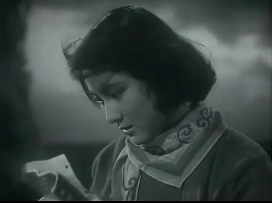 我一直以为《红色娘子军》是向梅第二部电影，原来《雾海夜航》是她的第二部
网上特地