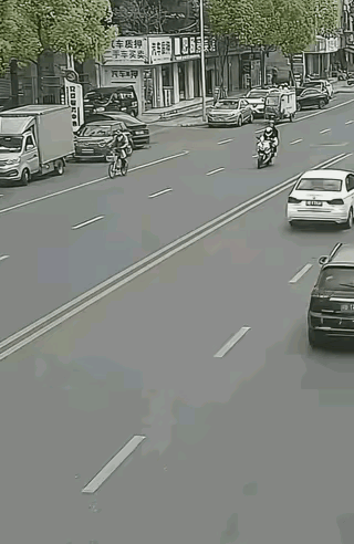 违法行车“躲过初一躲不过十五”，这是必然规律。
大家看，这起事故中，损害最严重的