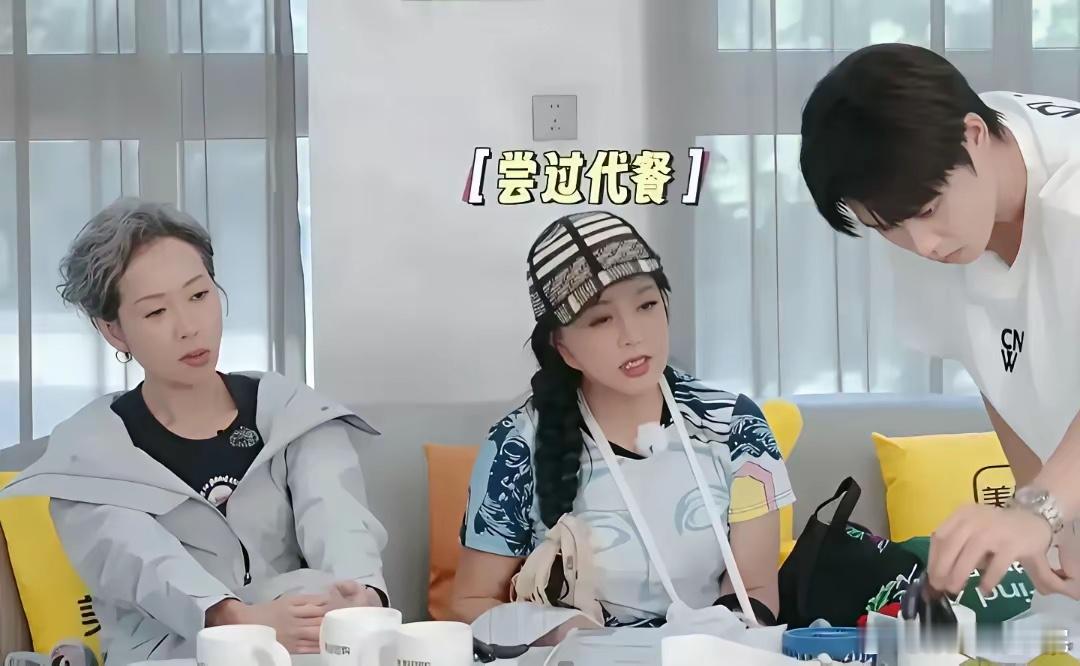 刘晓庆在节目里跟何赛飞聊天，说自己当年怎么都怀不上，干脆把妹妹的儿子抱来养，国际