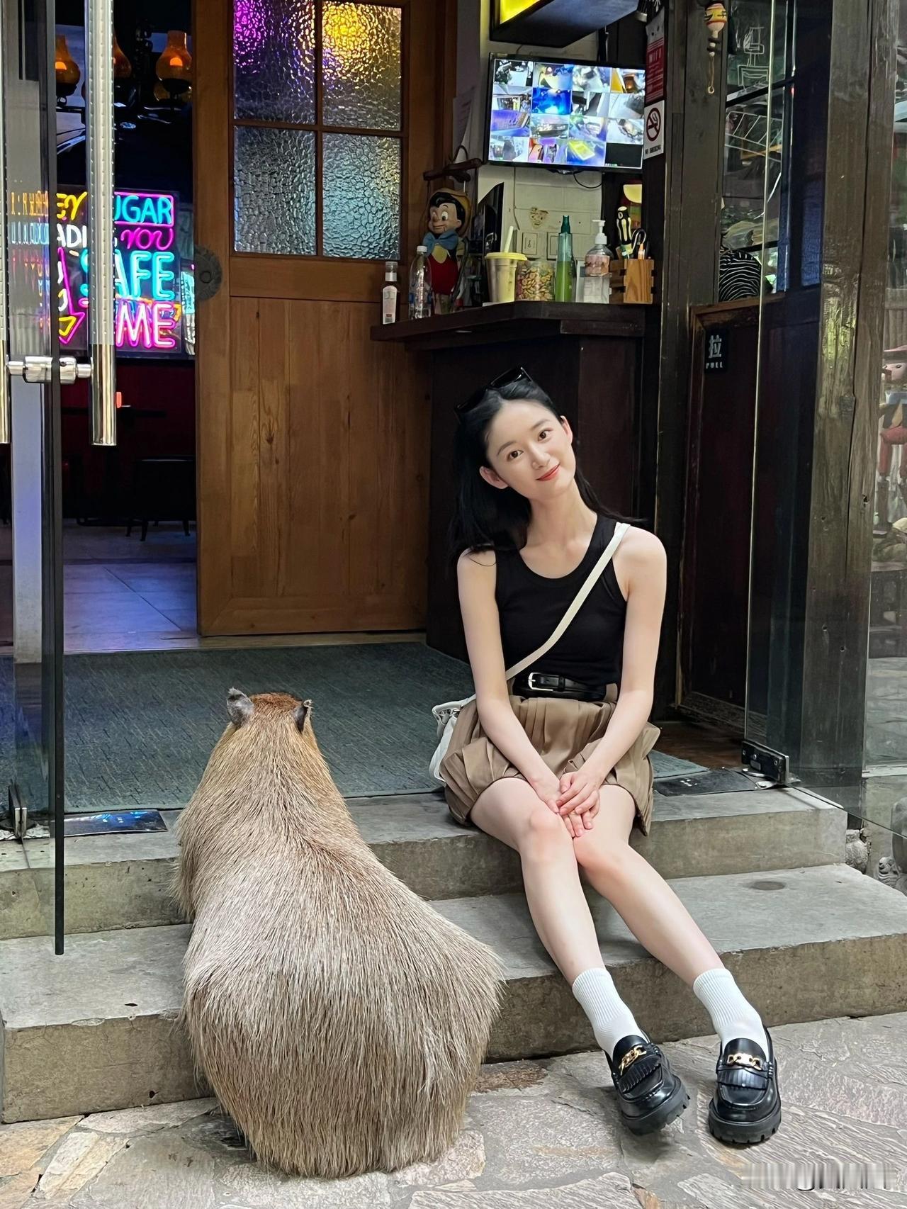 郭晓婷
在小店门口，一起晒晒太阳发发呆。