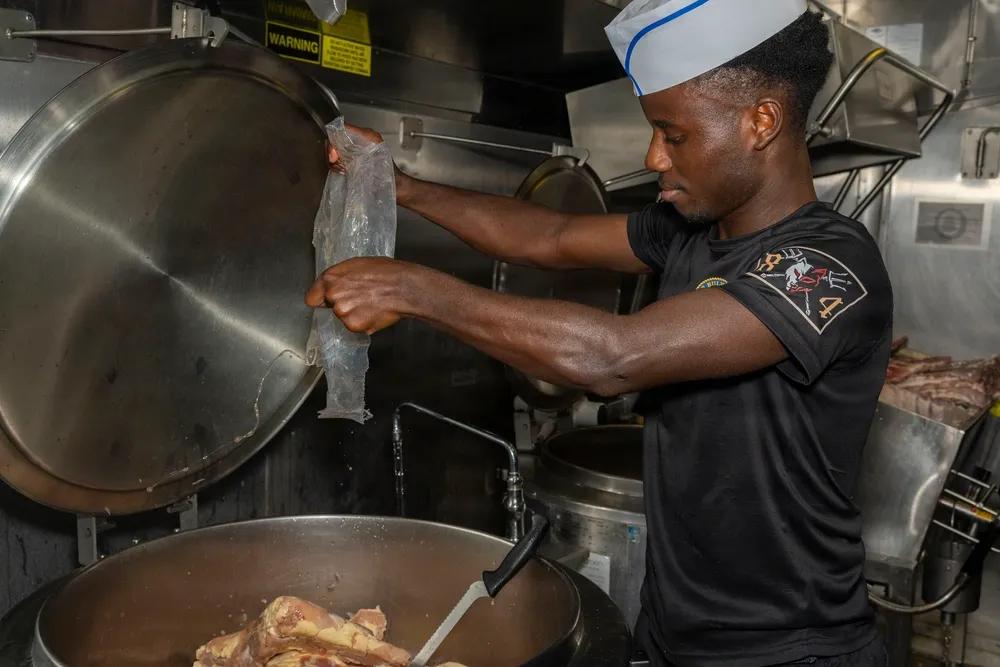 看到美军吃的“僵尸肉”吓人，一首舰艇出海几个月，肉排骨可能也长时间冷冻，妥妥的“