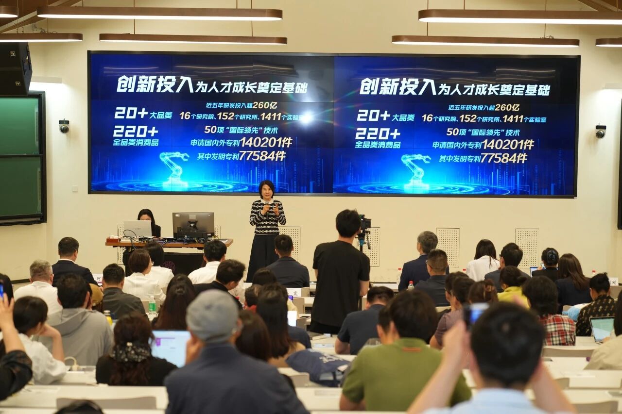 【董明珠强调人生没有捷径 】董明珠清华开讲 谈及成功密码，董明珠强调，人生没有捷