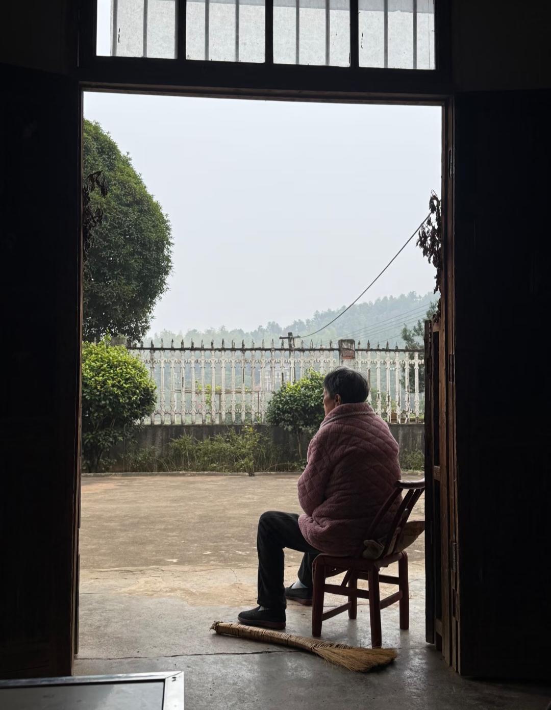 人老了，没有自己的住房有多悲哀?
不要不信
小区楼下有个老太太快80了，怕待在家