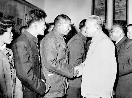 1959年10月26日，刘少奇在人民大会堂接见全国劳模、掏粪工人时传祥时讲：
你