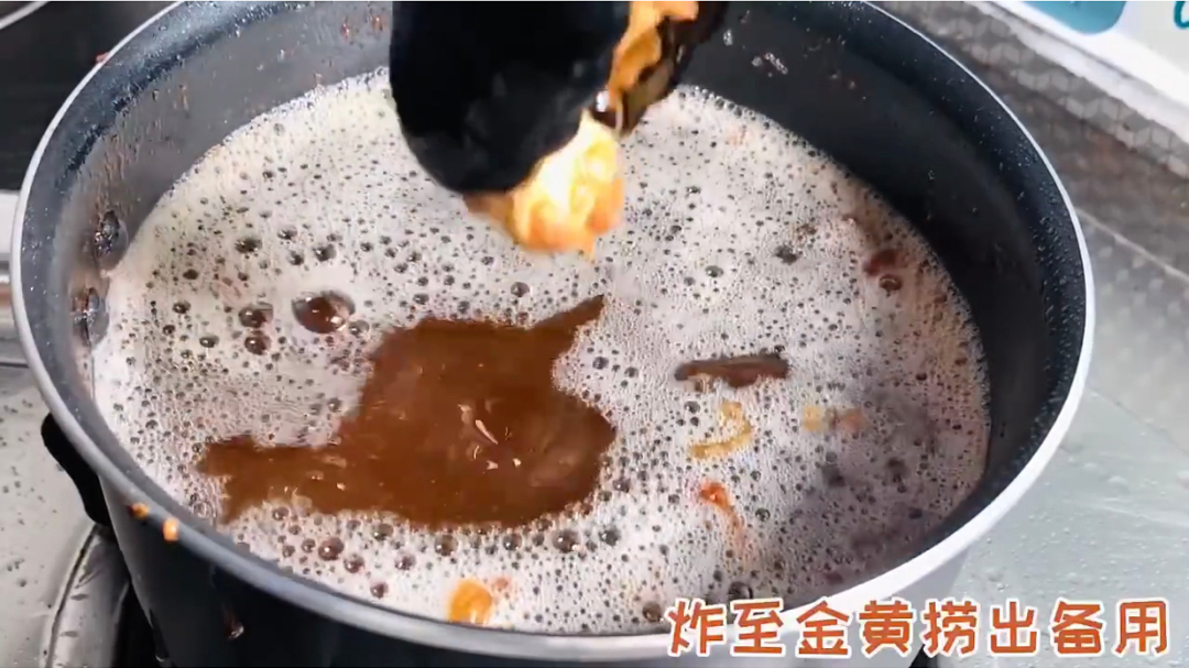 不同于气泡虾，这次的虾虾外面包裹着奶香味的面条，面条经过油炸后，香脆可口，在配点