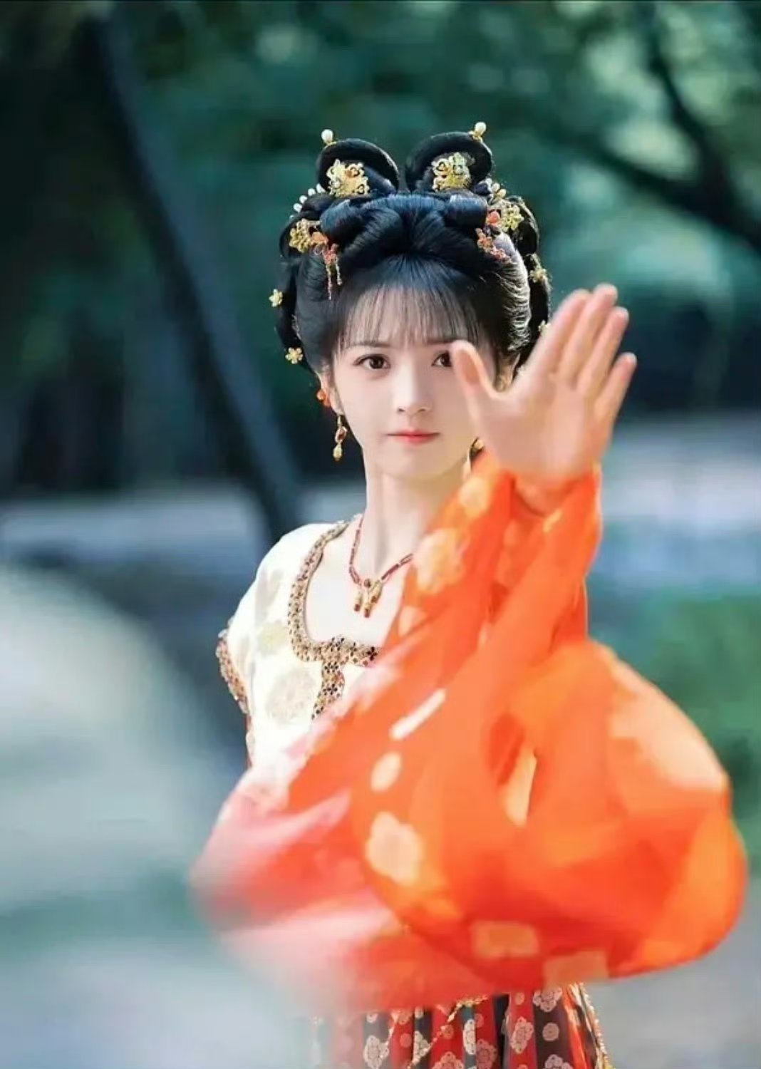 虞书欣和田戚微同穿橙色古装，你更pick谁？ 