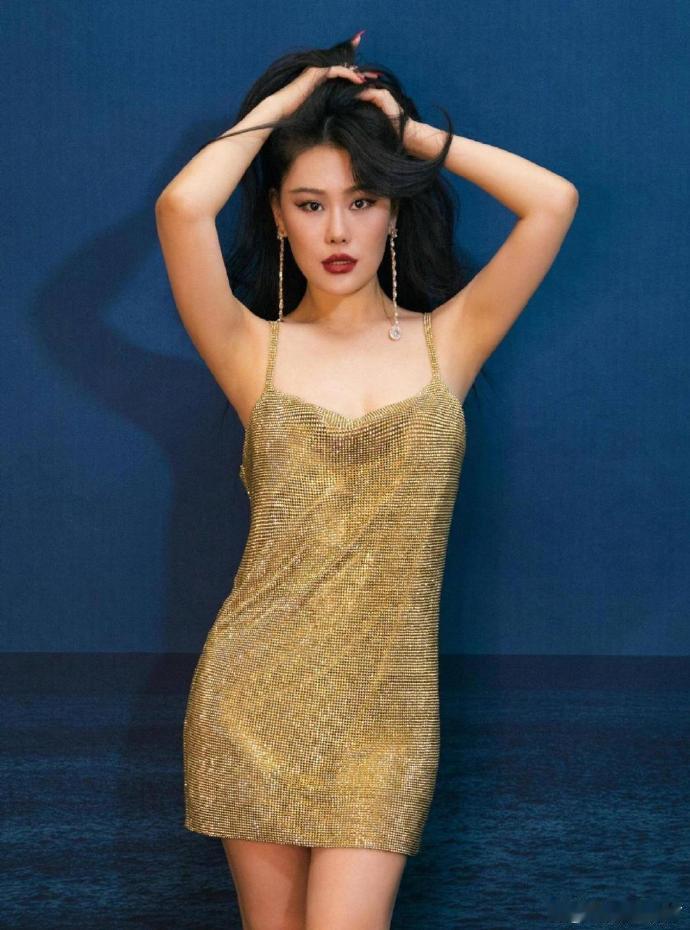 袁娅维黑长直完全是女王级别 谁不为袁娅维的黑长直疯狂！发量真实又黑又直，走路带风