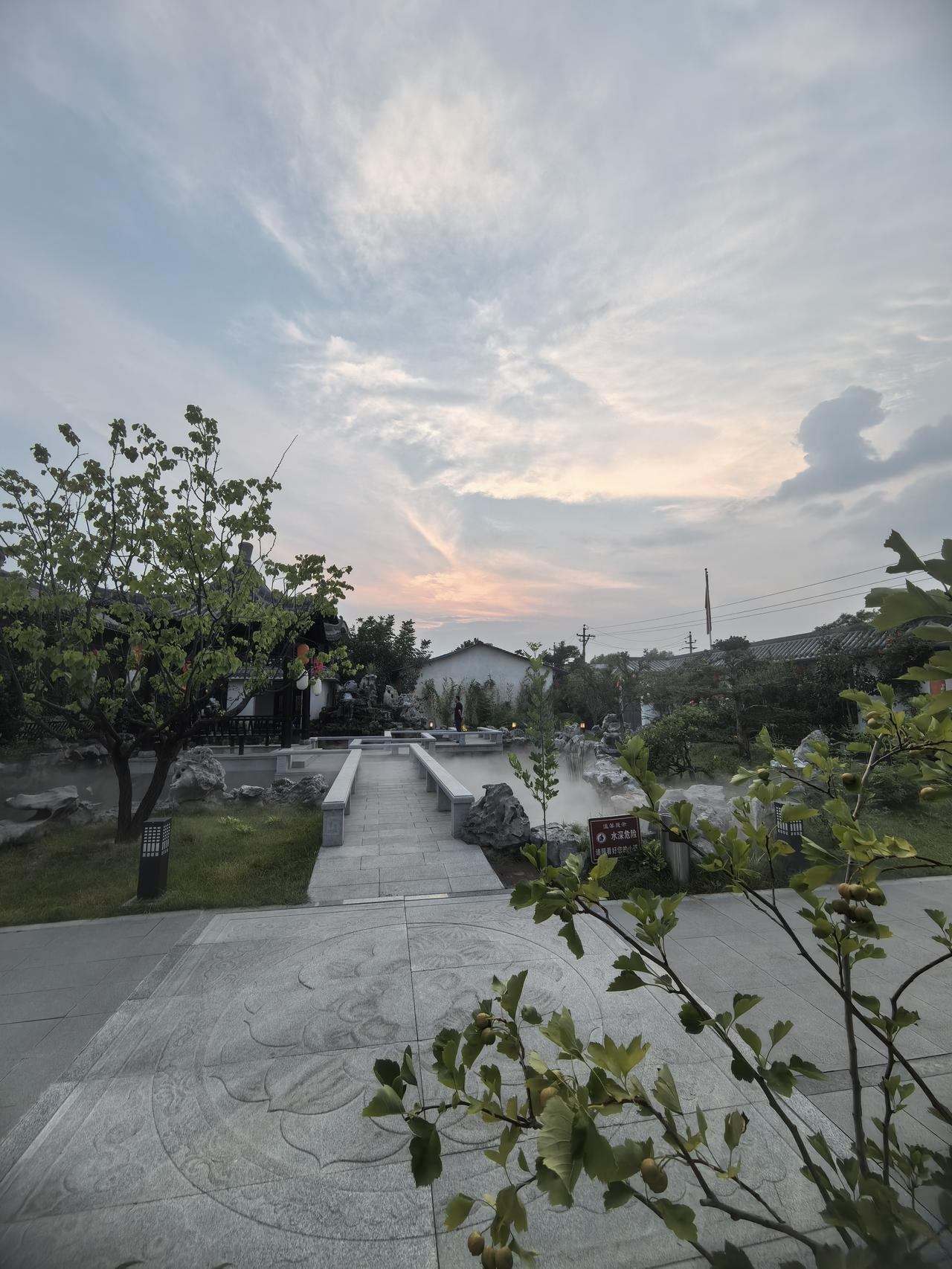 这个公园着实是散步的好去处。就拿上海虹口的“秀·花园”来说，它原本是临时设施用地