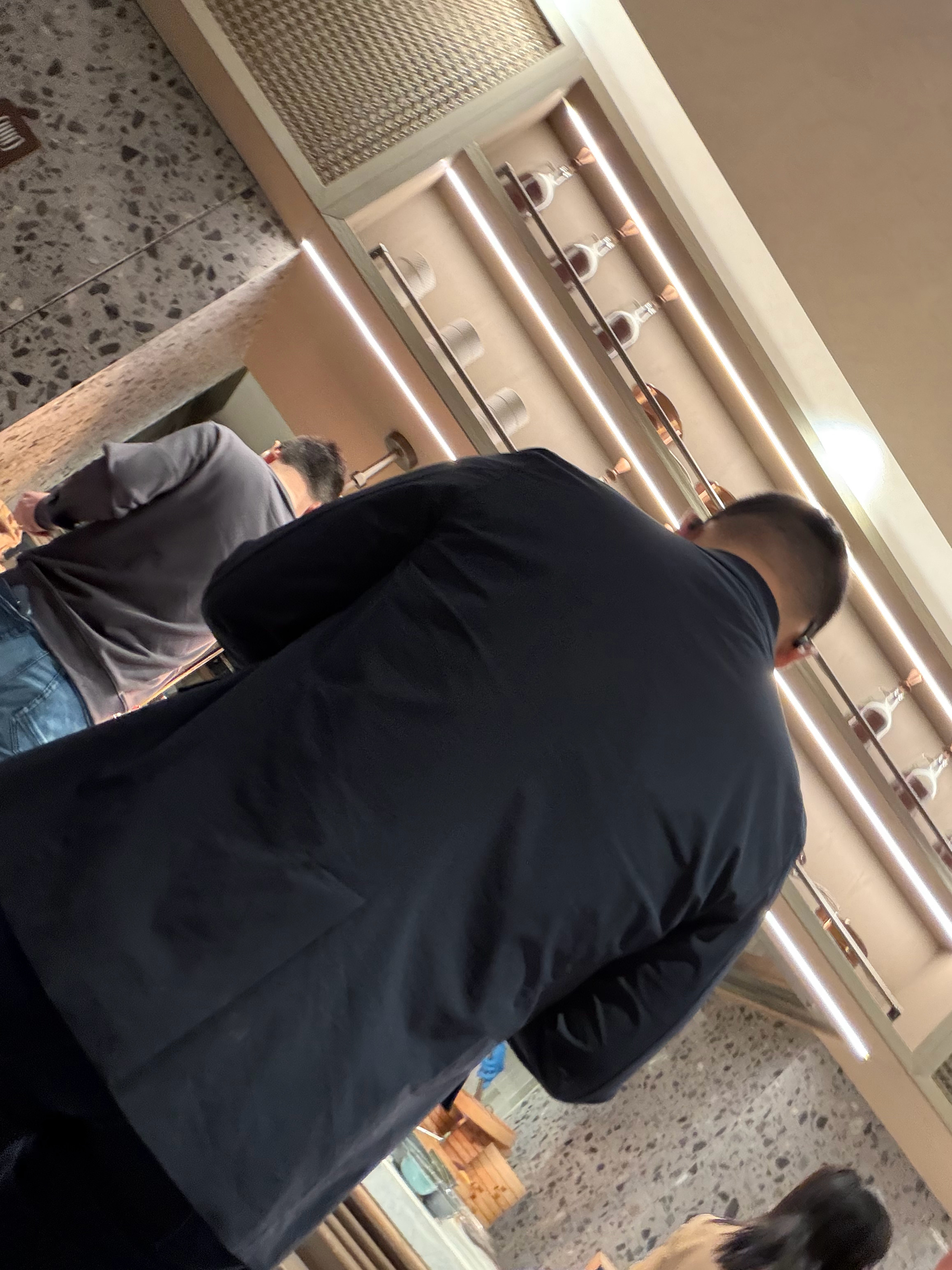 正在酒店吃自助餐呢，一回头这个人怎么这么眼熟？一看这不是李斌吗？ 哥今天吃的是千