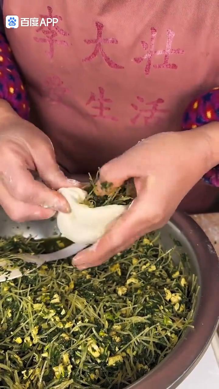 这集合还真吃鲫鱼菜包子了，这真咸了，再不吃都搁盐了。这饺子吃的肉馅，这包子吃个素