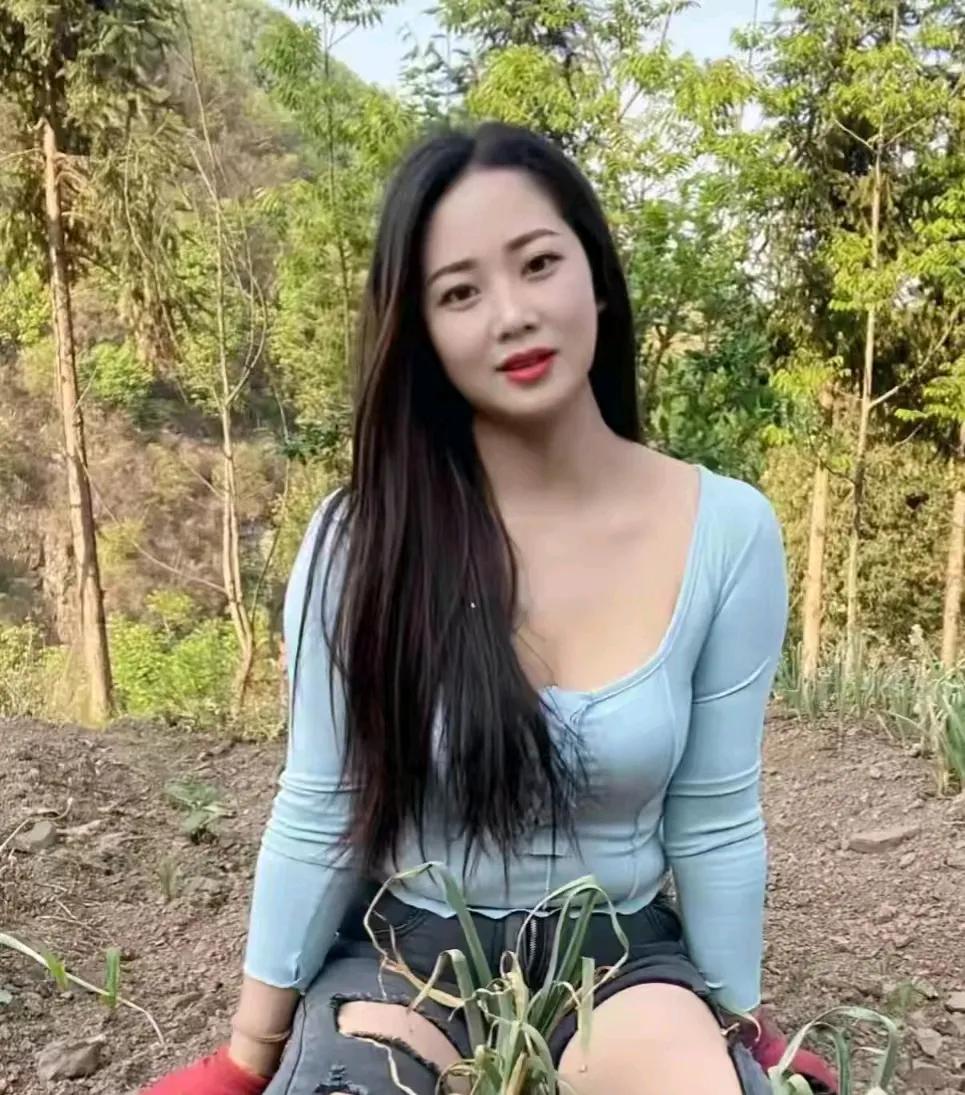 在爱情的世界里，小雅始终相信不将就。她拒绝了无数追求者，只为等待那个能让她心动的