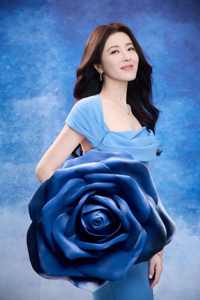 曾黎 盛开的蓝色妖姬谁能扛住曾黎的魅力！每处剪裁皆有巧思，似蓝色妖姬，媚意直透心