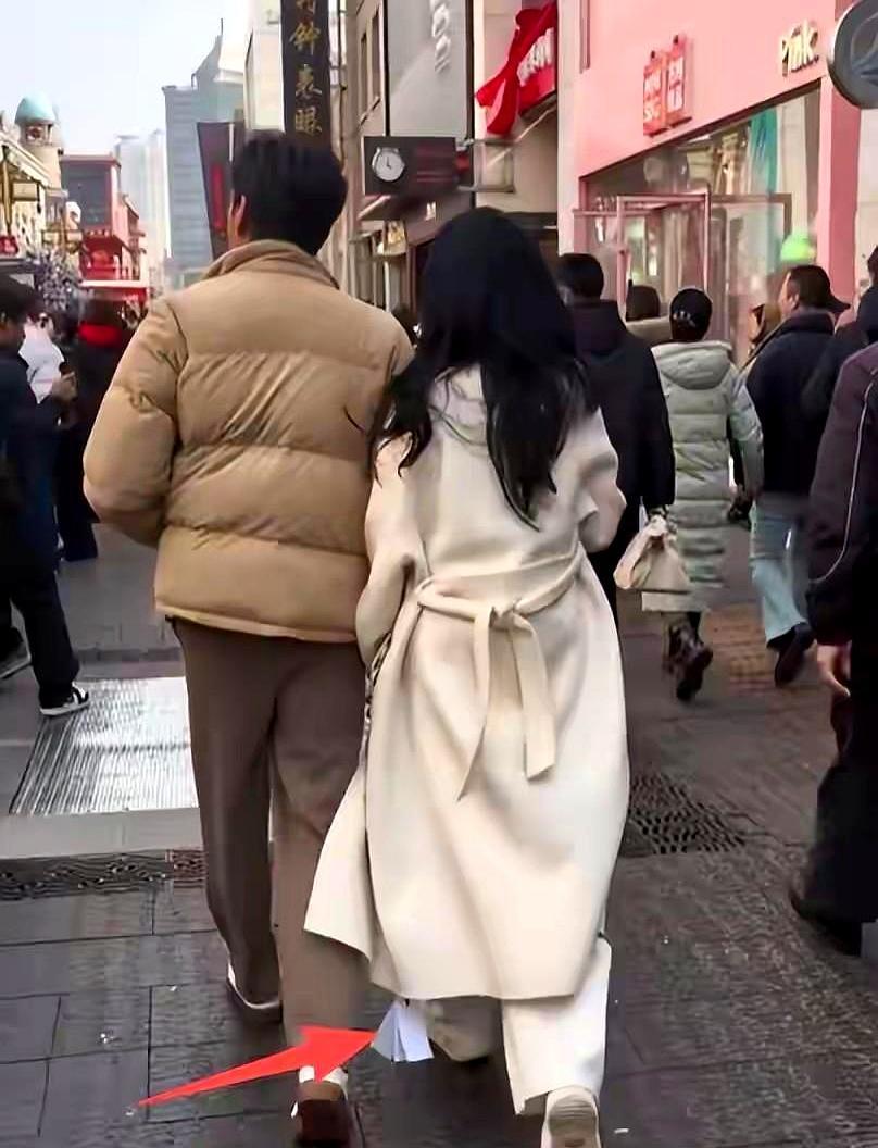 伊能静那件白色大衣，吊牌在沈阳的风里晃了一路，网友的评论区直接炸了。
 
秦昊把