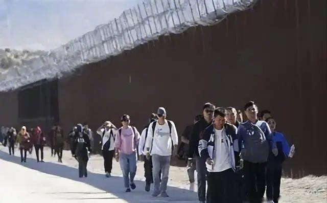 崇洋媚外的代价已经出现！10万赴美润人遭美国遣返，中国态度明确，身份存疑一律不收
