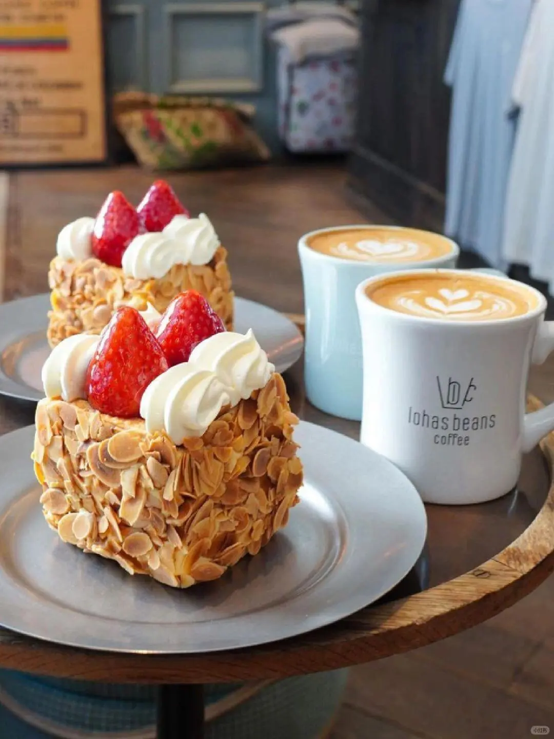 🇯🇵东京表参道草莓拿破仑咖啡店‼️ 带着脆脆的馅饼浓郁的奶油三明治...