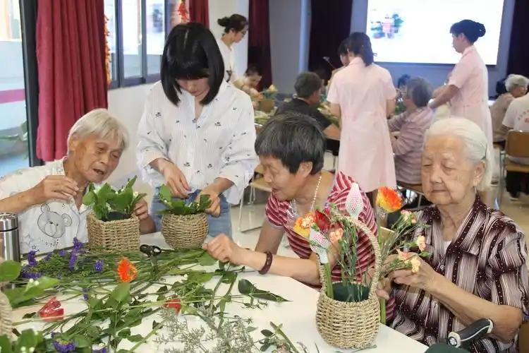在钢筋混凝土的丛林中，我们常常渴望一抹绿意，一缕芳香，近年来，园艺不再局限于专业