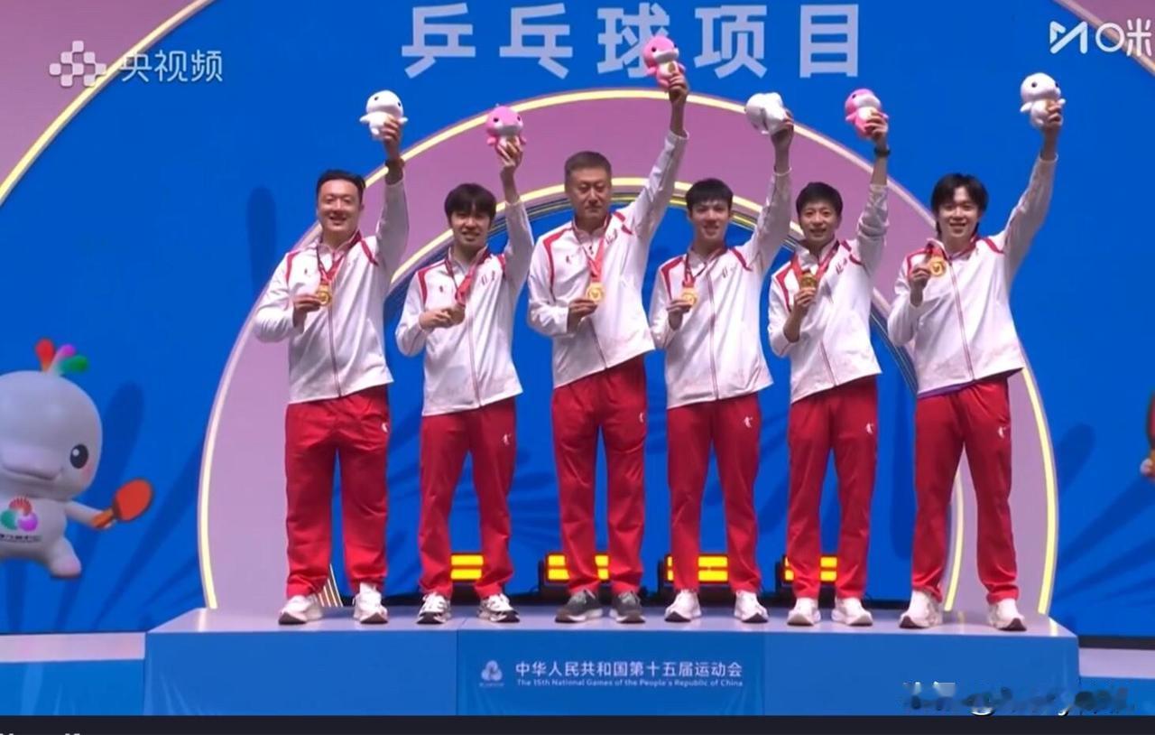 不得不承认，
北京队就是厉害，
马龙、黄友政连续追分爆分，
成功把奖杯带回了家。