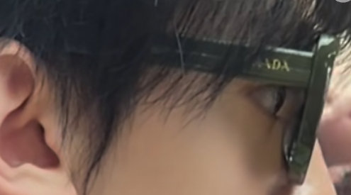 迟钝如我想说下雨天戴什么墨镜定睛细看左航哦😯PRADA，还只有他自己戴的是 